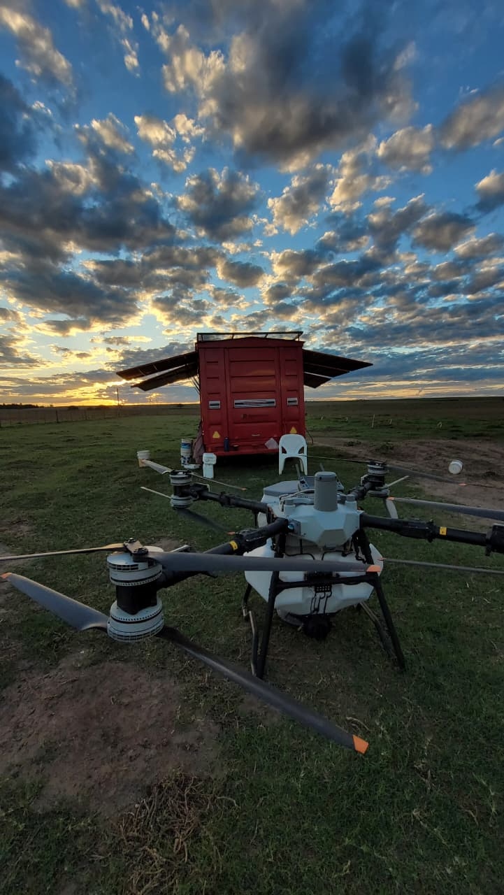 Drone agrícola de JR Agroservicios listo para operar en campo